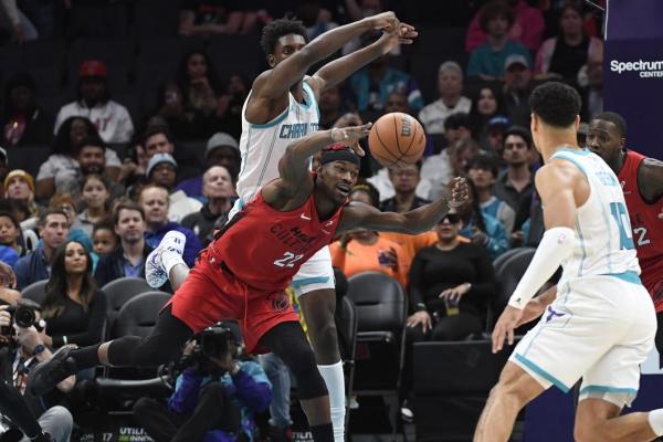 Heat top Hornets despite blowing 20-point lead