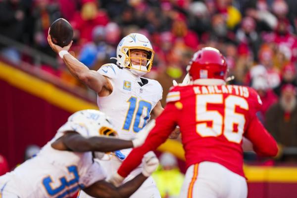 Chargers eliminate Chiefs from playoff race; Patrick Mahomes injured late