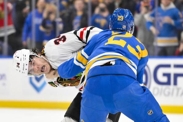 Quick-striking Blues hold off rival Blackhawks