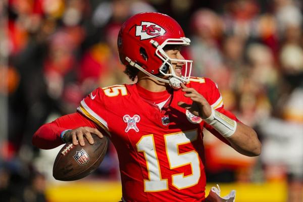 Chiefs begin three-peat bid, tangle with Texans