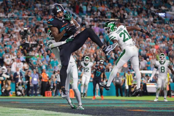 Dolphins aim to keep momentum going vs. slumping Panthers despite loss of Tyreek Hill