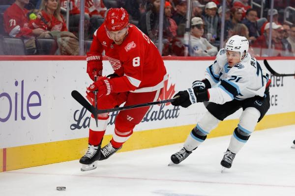 Mammoth back Karel Vejmelka's effort, stifle Red Wings