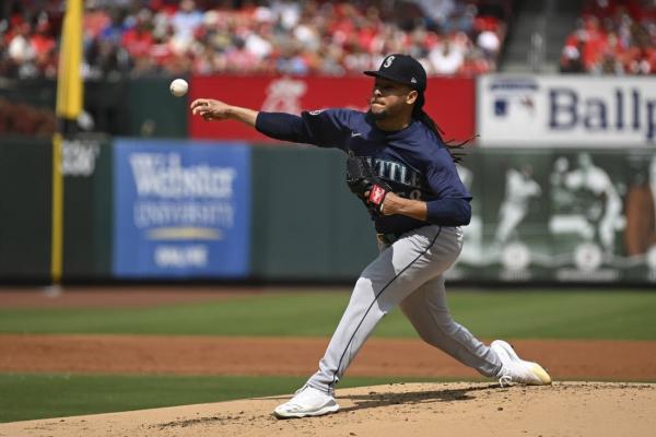 Mariners RHP Luis Castillo exits vs. Cardinals with leg injury