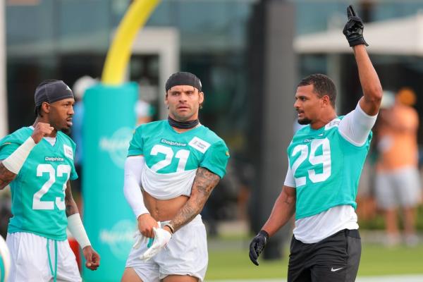 Reports: Dolphins S Ashtyn Davis (leg) leaves practice on crutches
