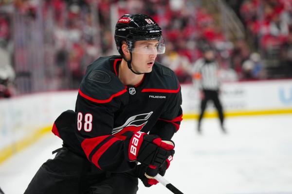 Martin Necas, Hurricanes earn seventh straight win vs. Flyers