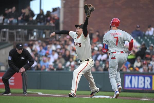 Giants score twice in 8th to get by Phillies