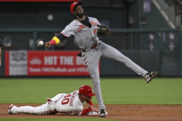 Reds outlast Cards, just 2 back of final NL wild-card spot