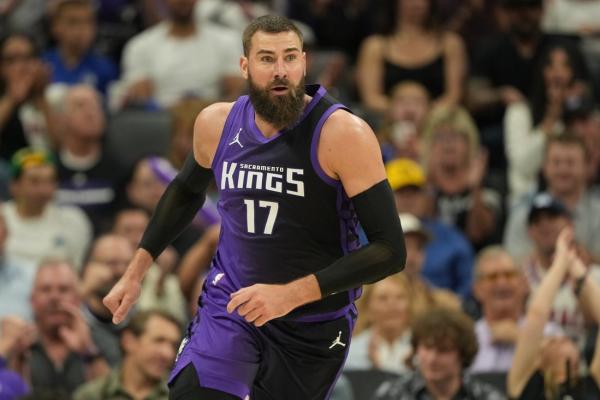 Report: Kings sign Dennis Schroder, deal Jonas Valanciunas to Denver