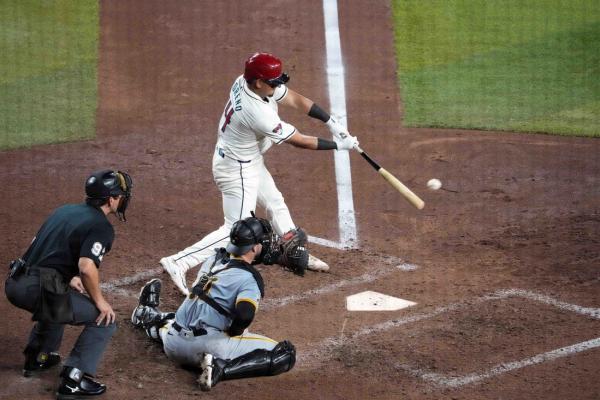 Diamondbacks keep hot stretch going by edging Pirates