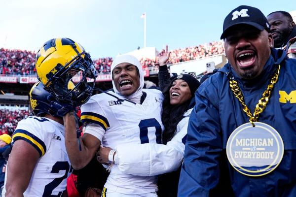 Top 25 roundup: Michigan stuns No. 2 Ohio State on late FG